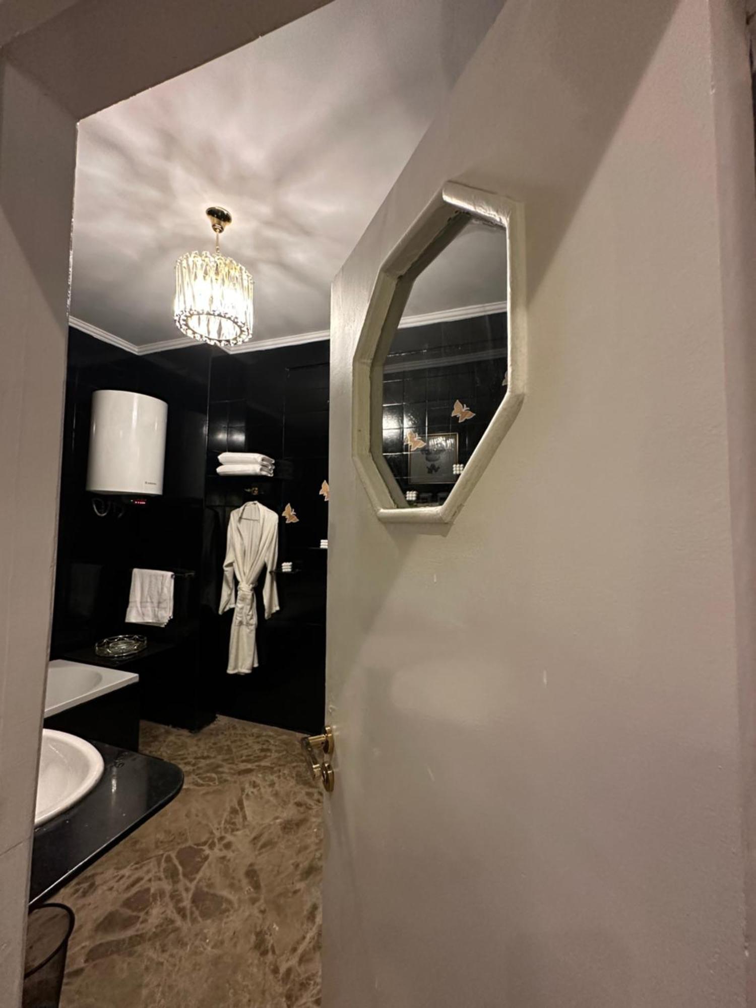Modern 1-Bedroom Apartment In Zamalek Visits Allowed ไคโร ภายนอก รูปภาพ